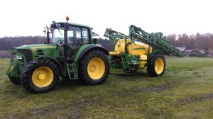 John Deere 6430 met veldspuit